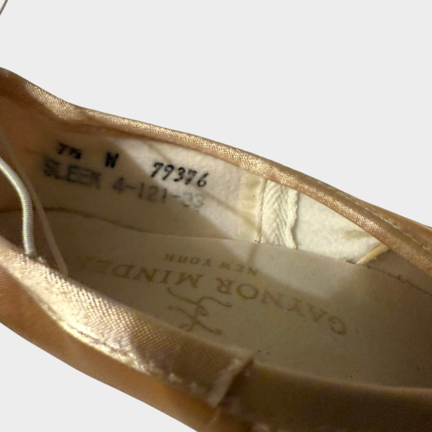 Gaynor Minden Pointe Shoes - Size 7,5W - Image 4