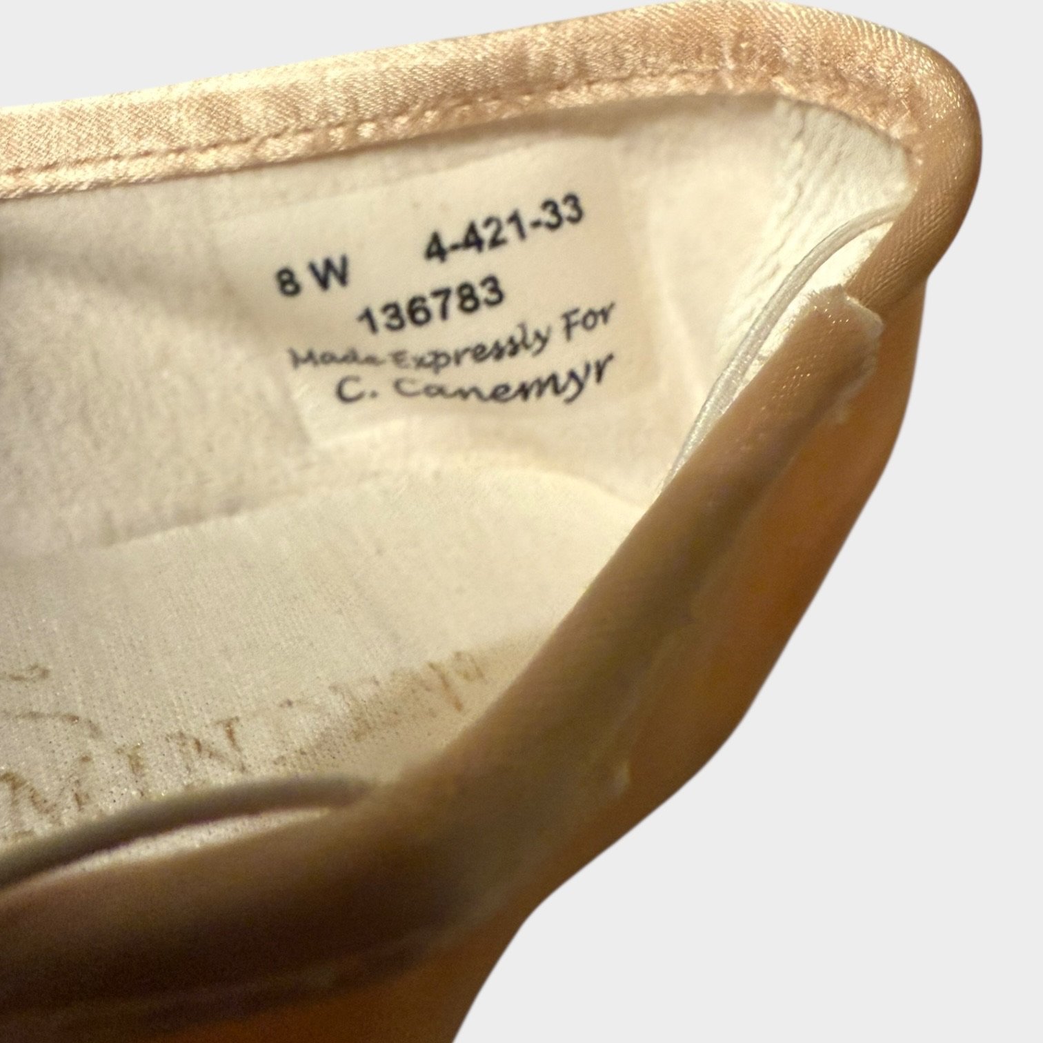 Gaynor Minden Pointe Shoes - Size 8W - Image 4